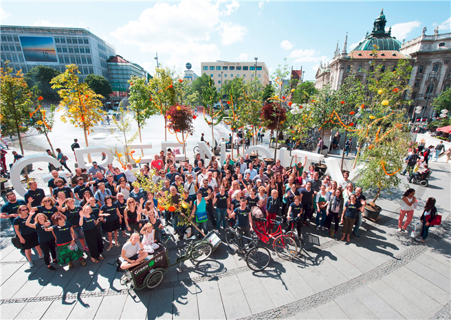 Zum 25jährigen Jubiläum schmückt Green City e.V. den Münchner Stachus mit seiner Wanderbaumallee. Foto: © Tobias Hase, Green City e.V.