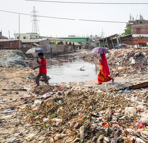 Müllberge gehören in den Hochburgen der indischen Schuhindustrie zum alltäglichen Straßenbild. © GMB Akash
