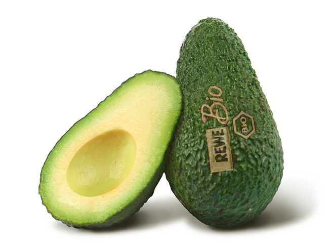 Gelaserte Bio-Avocados vermeiden die sonst nötige Verpackung zur Unterscheidung von konventionellem Obst und Gemüse zu Bio-Qualität. © Rewe