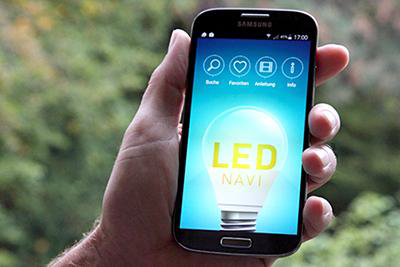 Mit der innovativen App »LED Navi« können Haushalte besonders effiziente LED-Lampen finden und damit hohe Stromkosteneinsparungen beim Lampentausch erzielen. © freedos IT GmbH