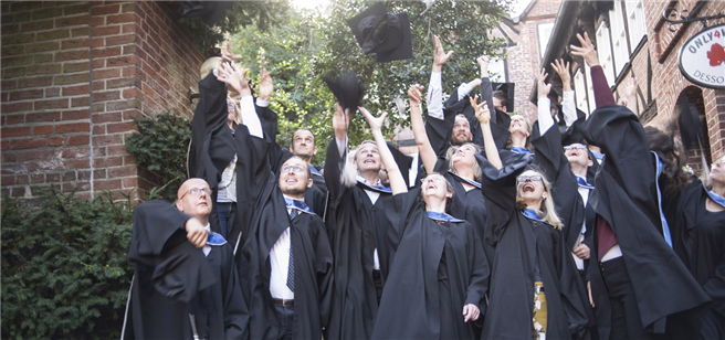 Die Absolventen des MBA für Nachhaltigkeitsmanagement 2015 feiern ihren Abschluss. Foto: Centre for Sustainability Management (CSM)