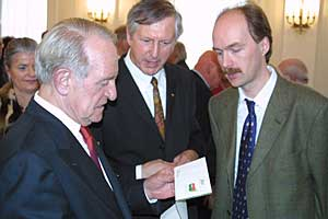Der ehemalige Bundespräsident Johannes Rau im Gespräch mit den B.A.U.M. Vorständen Prof. Dr. Maximilian Gege und Martin Oldeland