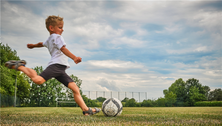 Kommerzielle Entscheidungen haben dazu beigetragen, dass immer weniger Kinder Fußball anschauen - und spielen. © Daniel Kirsch, pixabay.com