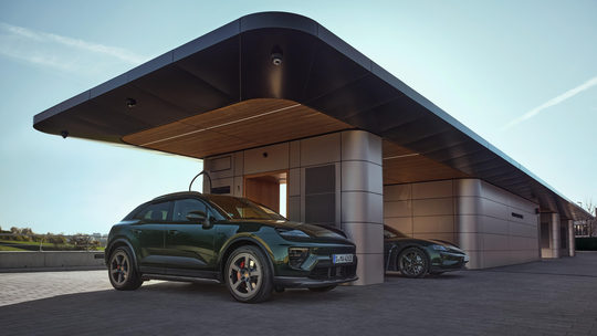 Sechste Porsche Charging Lounge in Leonberg bei Stuttgart eröffnet