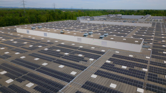 Solarstrom für Automobilhersteller: Sunrock setzt Wachstumskurs fort