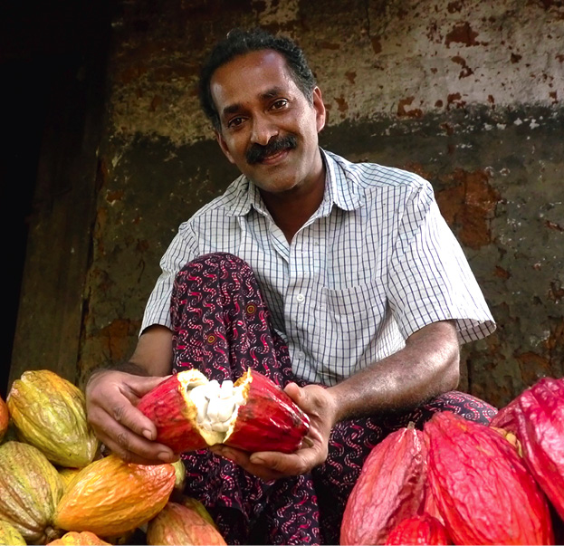 Zotter achtet auf ideale Bedingungen für Mensch und Natur (hier: Kakaobauern aus Indien mit dem wertvollen Rohstoff). © Zotter Schokolade