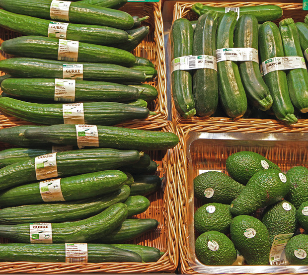Die Bio-Gurke wird in allen REWE-Supermärkten von der Schutzfolie befreit. © REWE Group