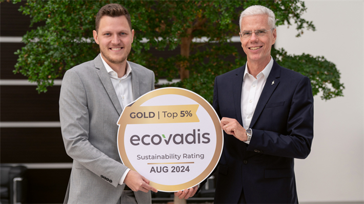 Die Nachhaltigkeits-Performance von Krones wurde 2024 erneut mit der EcoVadis-Goldmedaille ausgezeichnet. Krones CEO Christoph Klenk mit Peter Steger, Head of Corporate Sustainability (v. r.) © Krones AG