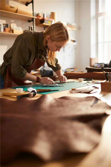Begleiten Sie uns auf eine spannende Reise von Ötzi bis zum Kunstleder, von der Chromgerbung bis hin zu neuen 'Next-Gen'-Materialien aus Pilzen, Holz und Äpfeln. © Getty Images für Unsplash+