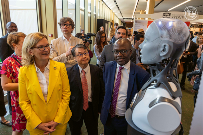 Doreen Bogdan-Martin, ITU-Generalsekretärin, auf der AI for Good Konferenz im Gespräch mit einem humanoiden Roboter. © ITU