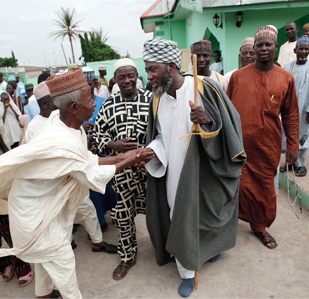 Nigeria: Muhammad Ashafa (mitte) wandelte sich vom Anführer bewaffneter Milizen zum Imam und Vermittler zwischen Christen und Muslimen. Foto: © Uli Reinhardt/zeitenspiegel/Peace Counts