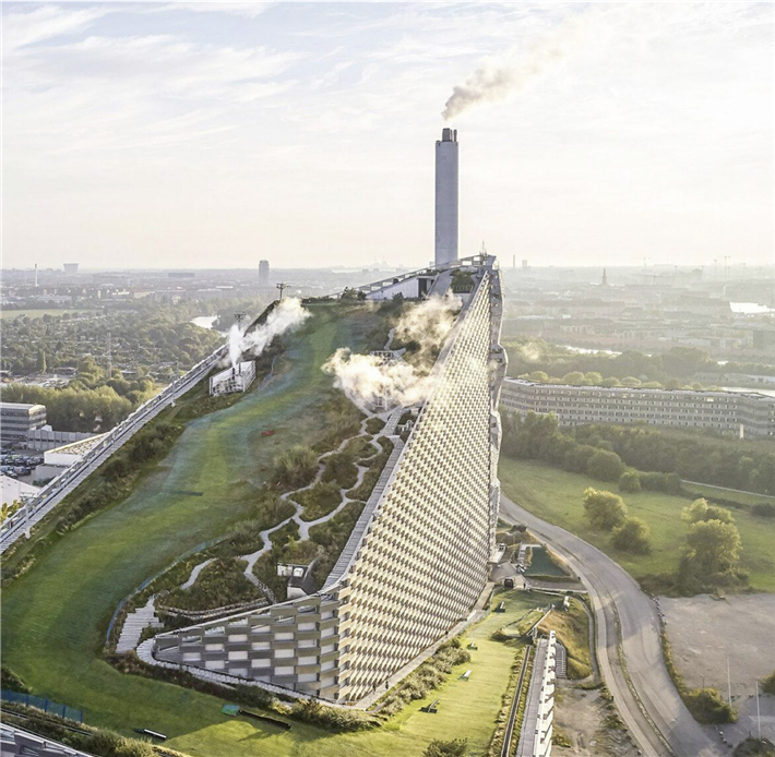 Kopenhagen: Ein Kohlekraftwerk verwandelt sich in ein modernes Heizkraftwerk. Gleichzeitig dient es nun als städtisches Naherholungsgebiet, das zum Skifahren, Klettern und Wandern einlädt. © Copenhill