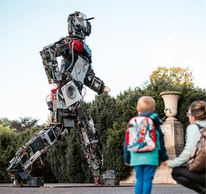 WERTGARANTIE zeigt mit der Studie 'Reparieren statt Wegwerfen': In etwa 1,5 Minuten entsteht in Deutschland 1 Tonne Elektroschrott – das entspricht dem Gewicht der 6 Meter hohen WERTGIGANT-Skulptur aus Elektroschrott. © WERTGARANTIE, Sebastian Krahforst