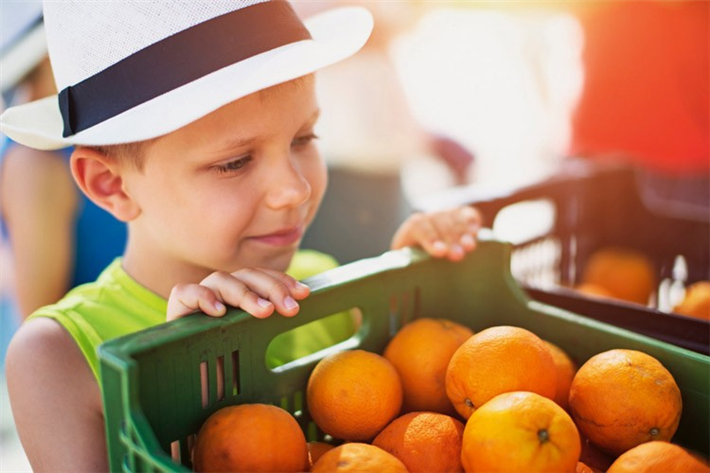 Sichere Statik und hohe Produktsicherheit auch bei schnellem und mehrfachen Umschlag: Mehrweg Transportverpackungen schützen Obst und Gemüse nachhaltig. © istock Imgorthand