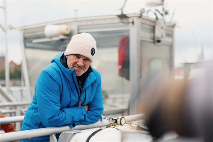 Günter Bonin auf dem Müllsammelschiff ''Seekuh'' in Lübeck, April 2024 © Patrick Pollmeier