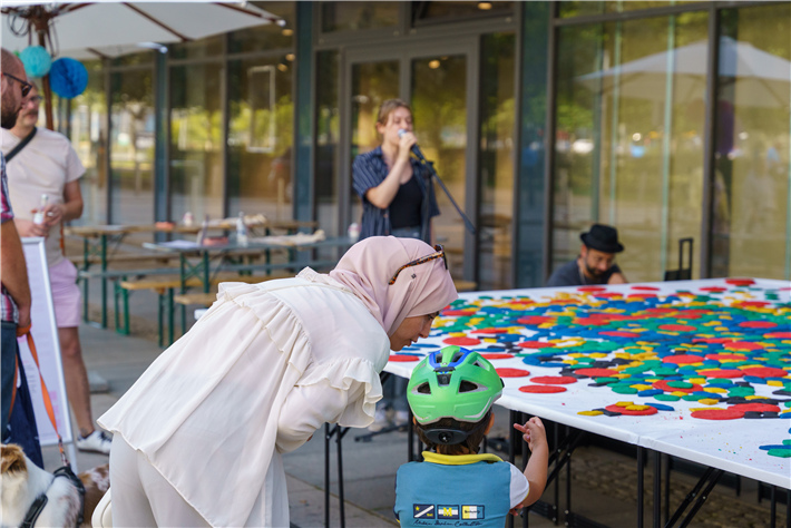 Besonders im Bereich der Bildung und Wissensvermitt lung leisten zivilgesellschaft liche Projekte einen wichti gen kulturellen Beitrag. © Alexandra Ivanciu, 2022