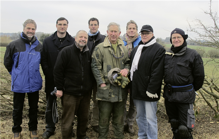 Dem König beim Heckenschneiden zuschauen: Bertram Verhaag (rechts neben dem damaligen Prinz Charles) und Bernward Geier (links) haben mit ''Der Bauer und sein Prinz'' einen einmaligen Dokumentarfilm geschaffen. © DENKmal Film