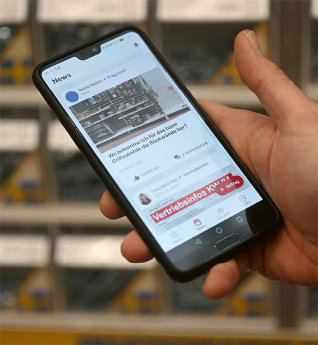 In der Mitarbeitenden-App ''toomunity'' können Informationen gefunden, Wissen ausgetauscht und weitere Benefits genutzt werden. © toom Baumarkt