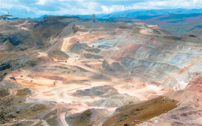 Der Abbau von Gold hinterlässt große Verwüstungen und belastet die Umwelt. Die Yanacocha-Goldmine in Peru ist die größte in Amerika und eine der profitabelsten weltweit. Die Extraktion erfolgt durch natriumcyanidhaltiges Wasser. Einer Tonne Gestein werden damit 0,9 Gramm Gold entzogen. Siehe dazu auch 'Schmutziger Goldrausch' in forum 4/16 (hier klicken). © creative commons