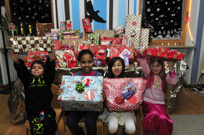 Kinderaugen zum Leuchten gebracht – Kinder der Notunterkunft im Helen-Wessel-Bogen freuen sich über ihre Geschenke.