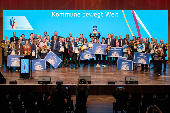 Die Gewinnerkommunen des diesjährigen Wettbewerbs 'Kommune bewegt Welt'. © Marcus Gloger