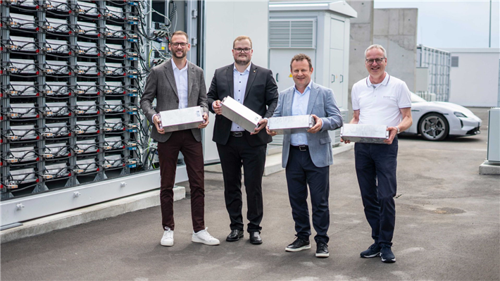 Ruven Weichert, Kaufmännischer Geschäftsführer Porsche Leipzig GmbH, Jonathan Dietrich, Projektleiter Porsche AG Batteriespeicher Werk Leipzig, Gerd Rupp, Vorsitzender der Geschäftsführung der Porsche Leipzig GmbH und Alwin Schmid, Leiter Fachgebiet Elektrotechnik Porsche AG. (v.l.n.r.), Batteriespeicher, Porsche Leipzig, 2024, Porsche AG