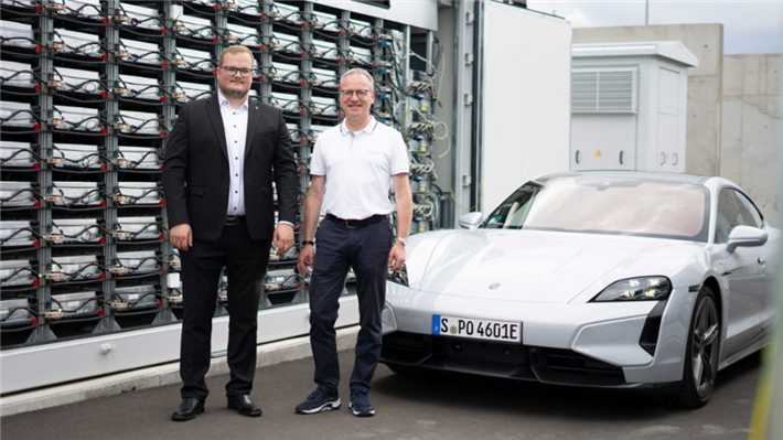 Jonathan Dietrich, Projektleiter Porsche AG Batteriespeicher Werk Leipzig und Alwin Schmid, Leiter Fachgebiet Elektrotechnik Porsche AG. (v.l.n.r.), Batteriespeicher, Porsche Leipzig, 2024, Porsche AG