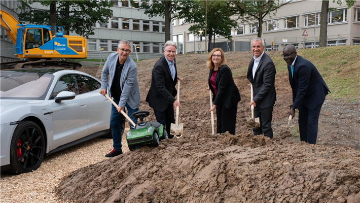 Harald Buck, Gesamtbetriebsratsvorsitzender Porsche AG, Andreas Haffner, Vorstand für Personal- und Sozialwesen der Porsche AG, Isabel Fezer, Bürgermeisterin der Landeshauptstadt Stuttgart, Referat Jugend und Bildung, Albrecht Reimold, Vorstand für Produktion und Logistik der Porsche AG, Saliou Gueye, Bezirksvorsteher von Stuttgart-Zuffenhausen? (l-r) © Porsche AG