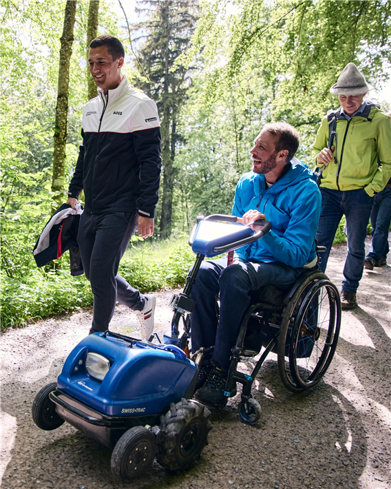 Im Rahmen der Initiative 'Join the Porsche Ride' wurden barrierefreie Wanderwege geschaffen und ein sogenannter Trecking Rollstuhl optimiert. © Porsche AG