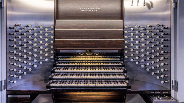 Spieltisch der Ladegast-Eule-Orgel © Porsche AG