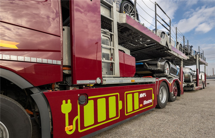 Elektrischer LKW zur Fahrzeug-Auslieferung in den Schweizer Markt © Porsche AG