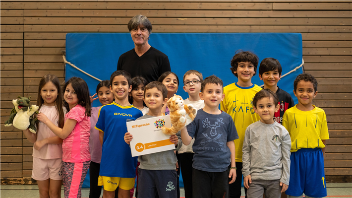 Joachim Löw mit Kindern des Sprachförderungsprogramms der Lerchenrainschule, MITsprache, Ferry-Porsche-Stiftung, Stuttgart, 2024 © Porsche AG