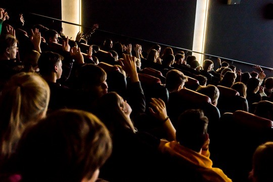 Filmschaffende, Themen-Fachleute und Publikum im Gespräch. © Vision Kino / Robert Kothe