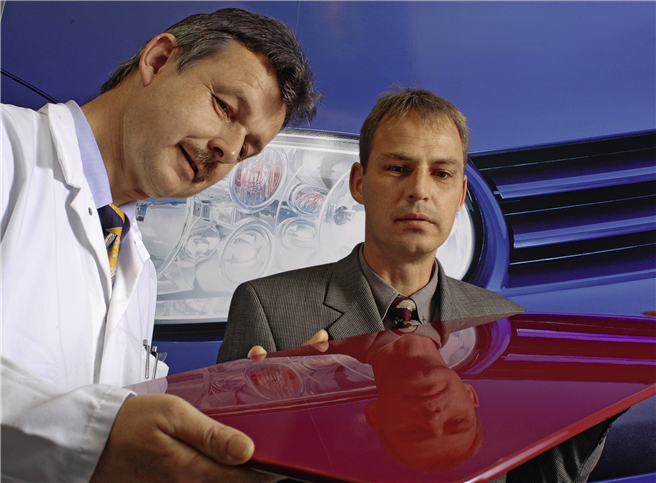 Glänzendes Ergebnis: Dr. Markus Mechtel (r.) und Thomas Klimmasch beurteilen eine Testlackierung. © Bayer AG