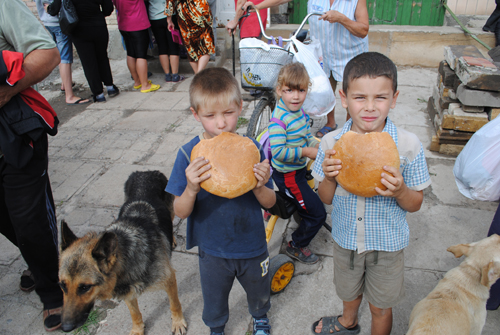 Brot für Kinder im Kriegsgebiet. Foto: Deutsche Kleiderstiftung
