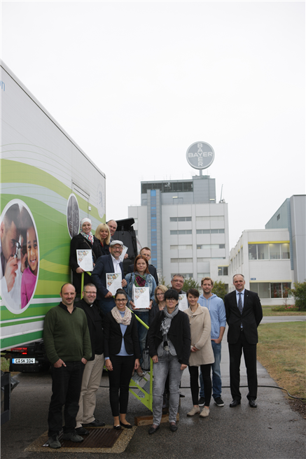 Gewinner der von den Bayer-Stiftungen geförderten Schul- und Ehrenamtsprojekten vor dem 'Humboldt Bayer Mobil'. © Bayer AG