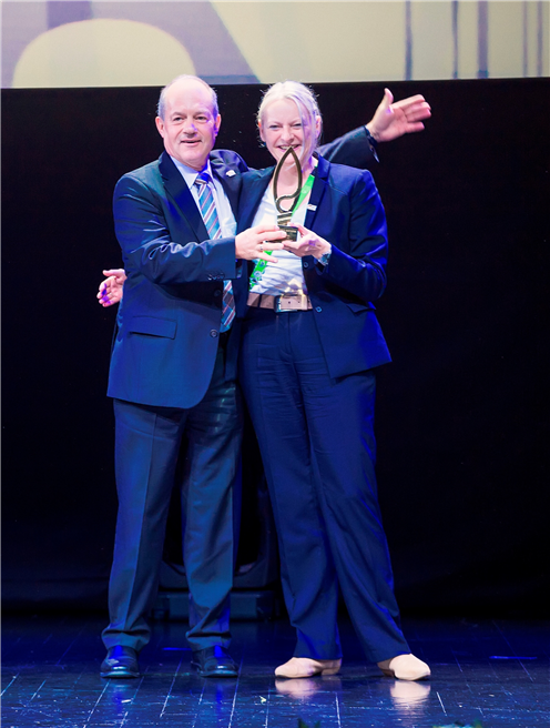Pavillonkommissar Dietmar Schmitz vom BMWi freut sich gemeinsam mit Pavillondirektorin Bettina Bochynek von der HMC über den Gold Award für die beste inhaltliche Umsetzung des EXPO-Themas. © Deutscher Pavillon / HMC