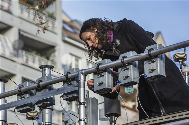 Wissenschaftlerin Erika von Schneidemesser an einer Berliner Messstation. © IASS/Rolf Schulten