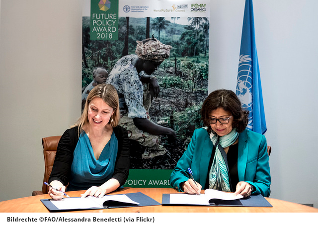 Alexandra Wandel (WFC) und Maria Helena Semedo, (FAO) bei der Unterzeichnung des Memorandums. © FAO/Alessandra Benedetti