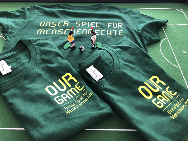 Our Game-T-Shirt – fair und bio hergestellt. © Initiative 'OUR GAME – Unser Spiel für Menschenrechte'