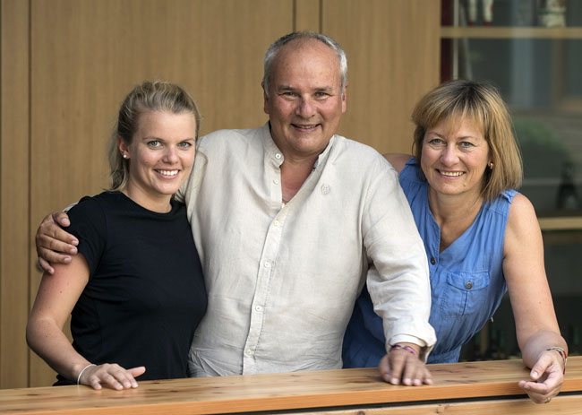 Die beiden langjährigen Byodo Inhaber Andrea Sonnberger & Michael Moßbacher, mit Stephanie Moßbacher (links). © Byodo
