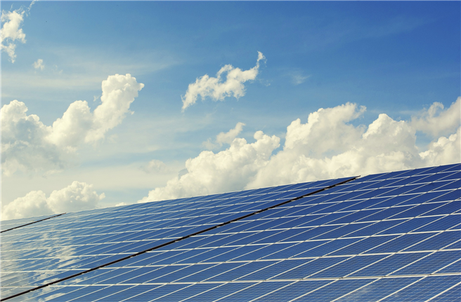 Sauberer Strom aus Sonne, Wind und Wasser trägt besonders zum Klimaschutz und der Luftreinhaltung bei. © andreas160578, pixabay.com