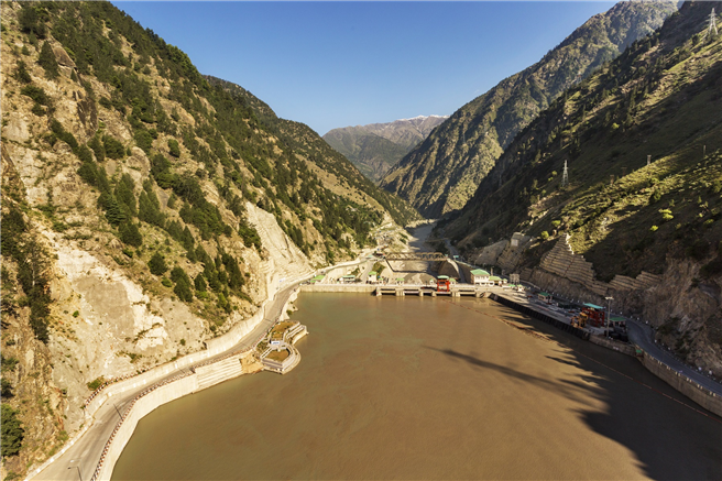 Unvermeidbare CO2-Emissionen wird GROHE durch Ausgleichsprojekte kompensieren. Saubere Energie dank Wasserkraft – Im nordindischen Bundesstaat Himchal Pradesh nutzt das Wasserkraftwerk die natürliche Strömung des Flusses Satluj, um Energie zu erzeugen. © GROHE