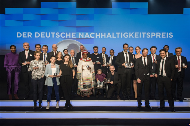 Alle SiegerInnen des Deutschen Nachhaltigkeitspreises. Fotocredit: Ralf Ruehmeier