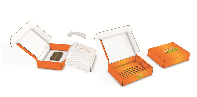 Eine Monomaterial-Versandverpackung, die durch die Wellpappenstreifen auch optisch punktet. © Panther Packaging