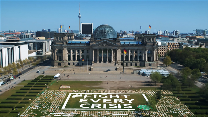 'Fight Every Crises'-Aktion vor dem Reichstag in Berlin © W-film / rbb