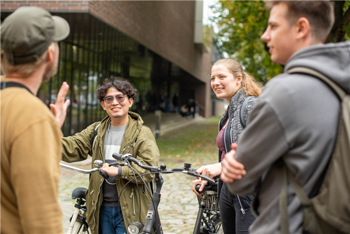 Der Studiengang richtet sich an Absolvent*innen aller Fachdisziplinen, die die nachhaltige Transformation von Unternehmen und Gesellschaft beschleunigen wollen. © FH Münster/Michelle Liedtke