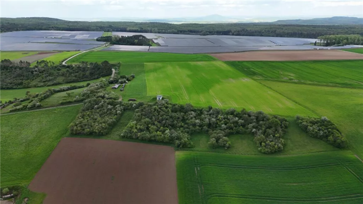 Das Fernwärmesystem erhält Strom aus einem Teil des 125 Hektar großen Bundorfer Solarparks © egis