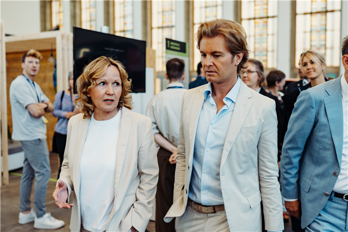 Steffi Lemke im Gespräch mit Nico Rosberg beim Messerundgang © GREENTECH FESTIVAL