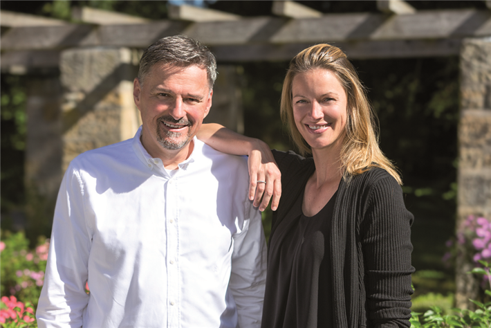 Die beiden work different-Geschäftsführer Alexandra Herbold und Stefan Kleinhenz geben bei ihren Arbeitsplatzkonzepten der Menschlichkeit, der Individualität, der Ökologie, dem sozialen Miteinander und der Wirtschaftlichkeit breiten Raum. © work different